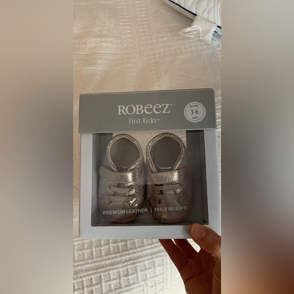 3-6 month Robeez leather shoes - Picture 1 of 4